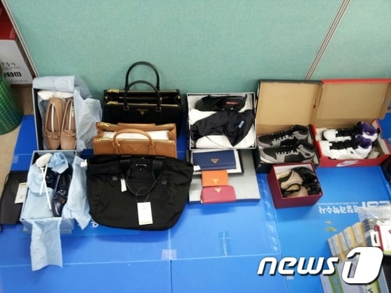 컴퓨터 등 사용사기 혐의로 구속된 윤씨의 집에서 압수된 물품 일부. (송파경찰서 제공) © News1