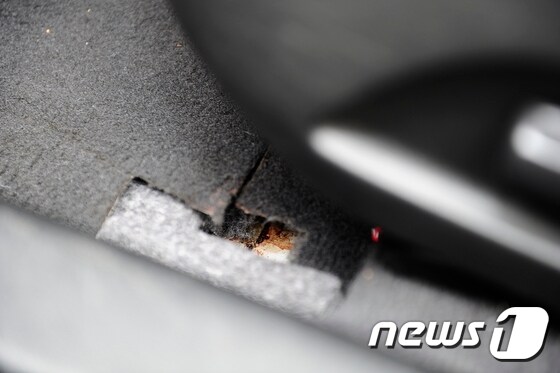 S씨의 차량 운전석 아래에서 피해자 A씨의  피로 추정되는 흔적이 발견됐다. 2016.05.15/뉴스1 © News1