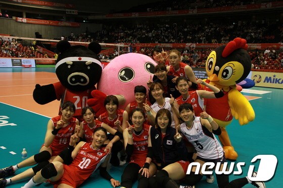 한국 여자배구대표팀이 15일 일본 도쿄에서 열린 네덜란드와의 리우 올림픽 세계예선 2차전에서 승리를 거둔 뒤 환하게 웃고 있다. (대한배구협회 제공). © News1
