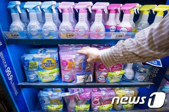  서울 시내 한 마트에서 고객이 항균 탈취제 제품을 살펴보고 있다. © News1 유승관 기자