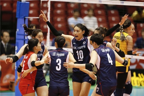 여자 배구대표팀의 리베로 김해란(왼쪽)이 리우 올림픽 메달 획득에 대한 꿈을 밝혔다.  (국제배구연맹 제공). © News1
