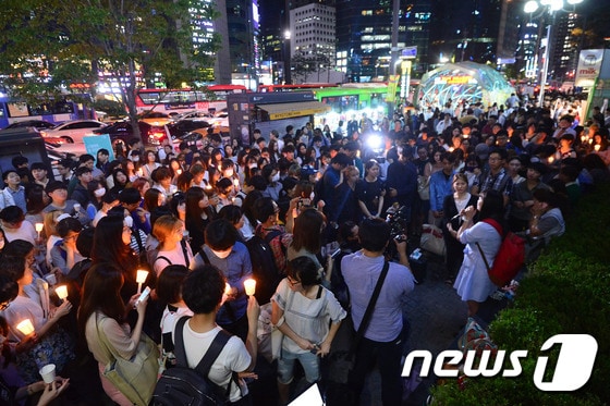 19일 오후 서울 강남역 10번 출구 앞에서 '강남 묻지마 살인사건'의 20대 여성 희생자를 추모하기 위한 촛불 문화제가 열리고 있다. 