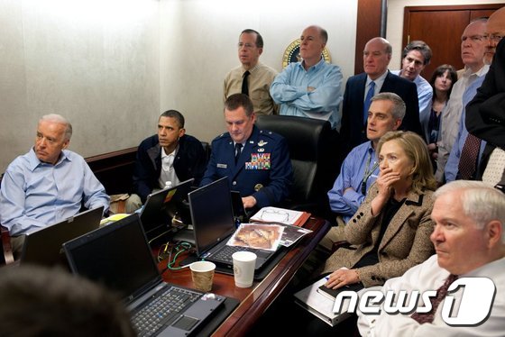 2011년 버락 오바마 미국 대통령과 조 바이든 부통령, 힐러리 클린턴 당시 국무장관이 PEOC에서 오사마 빈 라덴 사살작전을 지켜보고 있다. © AFP=뉴스1