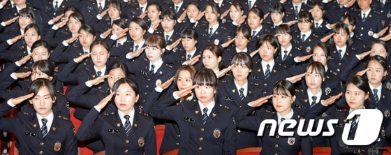 거수경례하는 여성경찰들 © News1