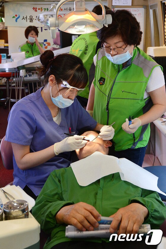 서울의료원 치과의사들이 어르신들을 대상으로 구강검진과 충치 치료 등 진료를 하는 모습. 2016.5.2/뉴스1 © News1 구윤성 기자