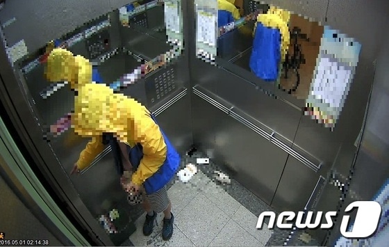 엘리베이터 CCTV에 찍힌 A군의 모습 © News1