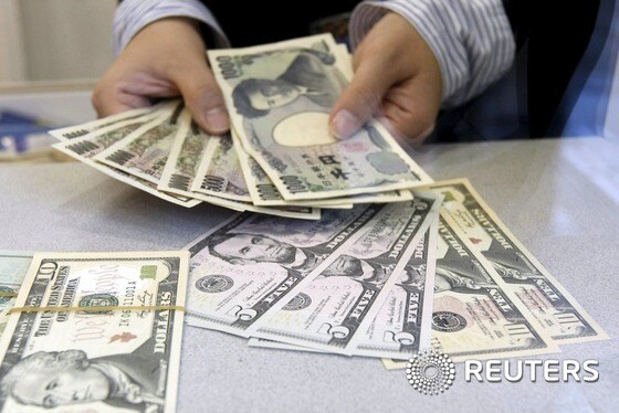 일본 엔화와 미국 달러화. REUTERS/Kim Kyung-Hoon/Files