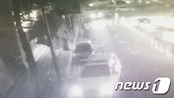 지난 12일 오후 7시 45분께 차량 운전자 송모씨(57)가 어린이보호구역에서 운전하다 신호를 위반하고 6세 여자 어린이를 차로 친 뒤 갓길에 주차하고 있다. 당시 도로 폐쇄회로(CCTV)에 찍힌 장면. (부산지방경찰청 제공) © News1