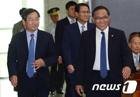 홍윤식 행정자치부 장관(오른쪽)과 유정복 인천시장 (왼쪽)  2016.5.23/뉴스1 © News1 박지혜 기자
