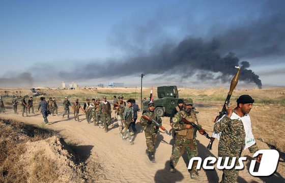 이라크 정부군이 수니파 급진 무장세력 이슬람국가(IS)로부터 팔루자를 탈환하기 위해 팔루자를 향해 진격하고 있다.© AFP=뉴스1