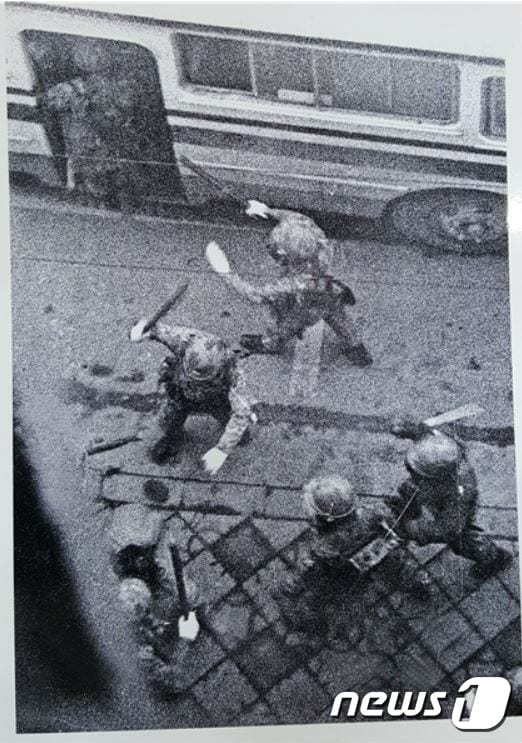 80년 5월 계엄군이 버스에 탄 시민들을 끌어내기 위해 올라타고, 한쪽에선 폭행하는 모습이 담긴 사진. 뉴스1 © News1