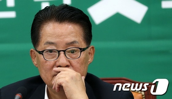 박지원 국민의당 원내대표가 지난 24일 오전 서울 여의도 국회에서 열린 국민의당 원내대책회의에서 생각에 잠겨 있다.