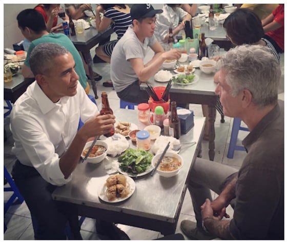 버락 오바마 미국 대통령이 23일(현지시간) 하노이 서민 식당에서 저녁 식사를 했다. 출처: 안소니 부르댕 인스타그램