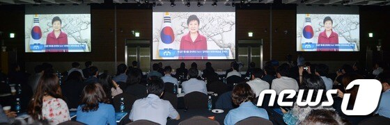 뉴스1 창립 5주년을 맞아 25일 오전 서울 여의도 전경련회관 그랜드볼룸에서 열린 한국미래포럼에서 박근혜 대통령이 영상을 통해 축사를 하고 있다.  © News1