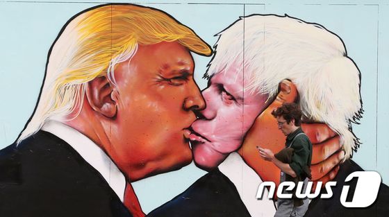 [사진] 키스하는 트럼프와 보리스 존슨