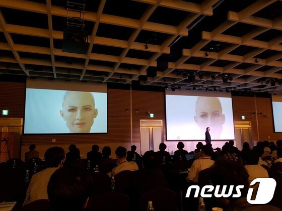 벤 괴르첼 오픈코크재단 회장이 25일 한국미래포럼에 참석해 홍콩의 로봇개발사 핸슨로보틱스가 개발한 로봇 '소피아'에 대해 설명하고 있다. © News1