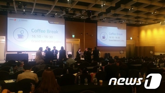 25일 뉴스1코리아와 유엔미래포럼 주최로 서울 여의도 전경련플라자 그랜드볼룸에서 열린 '한국미래포럼 2016'에서 진행된 세계 석학들의 '인공지능(AI)' 강의에 참가자들이 다양한 반응을 보이고 있다. © News1