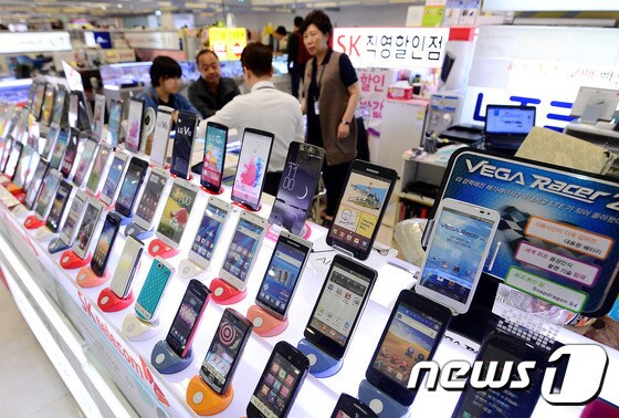 서울 용산 휴대폰전문매장.  © News1