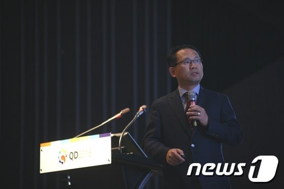 장혁 삼성전자 부사장이 26일 제주 라마다호텔에서 열린 제9회 국제퀀텀닷컨퍼런스에서 기조연설을 하고 있다. (삼성전자 제공)© News1