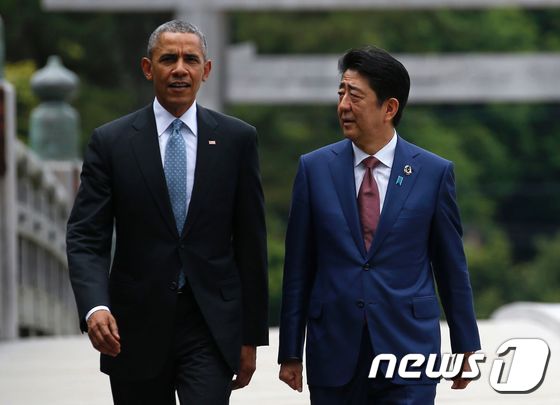 버락 오바마 미국 대통령과 아베 신조 일본 총리가 G7 정상회담 첫날인 26일 (현지시간) 미에 현에 있는 이세신궁을 방문하면서 얘기를 나누고 있다.© AFP=뉴스1 