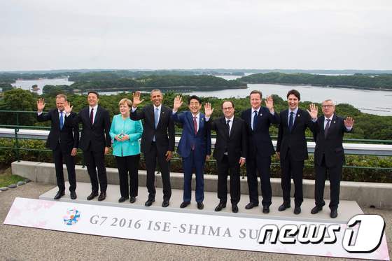 일본 미에현 이세시마에서 열린 선진 7개국(G7) 정상회의에 참가 중인 각국 정상들이 26일 기념사진을 찍고 있다. © AFP=뉴스1