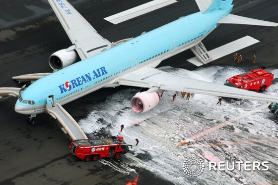 [사진] 소화액 뒤덮힌 대한항공 여객기