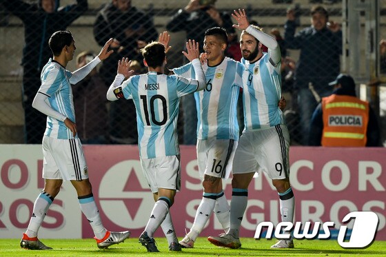 아르헨티나 선수들이 28일(한국시간) 아르헨티나 산 후안의 에스타디오 산 후안 댈 비센테나리오에서 열린 온두라스와의 평가전에서 곤잘로 이과인(오른쪽)의 득점 후 기뻐하고 있다. © AFP=News1