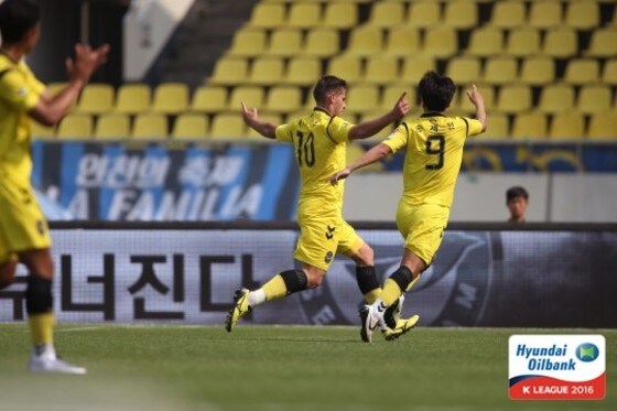 인천 유나이티드 선수들이 28일 성남 탄천종합운동장에서 열린 성남FC와의 경기에서 케빈의 골이 나오자 기뻐하고 있다.(한국프로축구연맹 제공) © News1