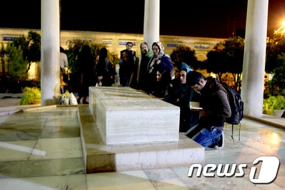 이란의 민족 시인 하페즈의 영묘. 시민들이 하페즈의 석곽묘 앞에서 참배하고 있다. © News1 이상문 기자.