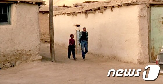 영화 ‘바람이 우리를 데려다 주리라’의 한 장면(영화에서 캡쳐).  © News1