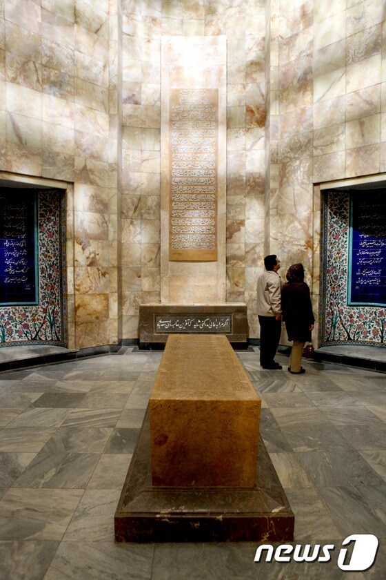 하페즈와 함께 시라즈에서 태어난 또 한사람의 민족시인 사아디의 영묘.  석곽과 벽면에 사아디의 시가 새겨져 있다. © News1 이상문 기자.