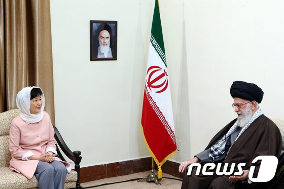전날(2일)(현지시간) 이란을 방문중인 박근혜 대통령이 이란의 최고 지도자 아야톨라 알리 하메네이와 대화를 나누고 있다.© AFP=뉴스1 © News1