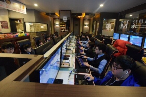 PC방에서 게임에 열중하는 청소년들./© News1