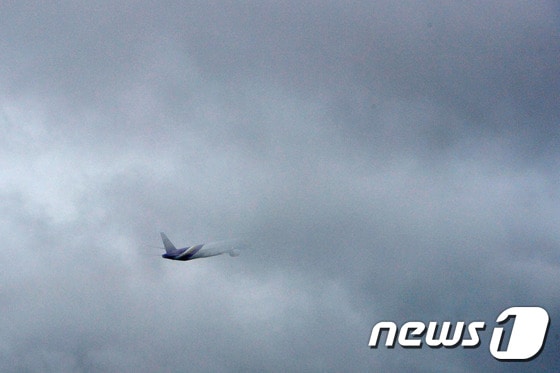 항공기가 구름 속으로 이륙하고 있다. /© News1 DB