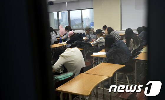 한 대학 강의실에서  학생들이 수업을 듣고 있다.  (뉴스1DB) © News1 안은나 기자