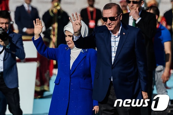 레제프 타이이프 에르도안 터키 대통령과 그의 아내 에미네 © AFP=뉴스1
