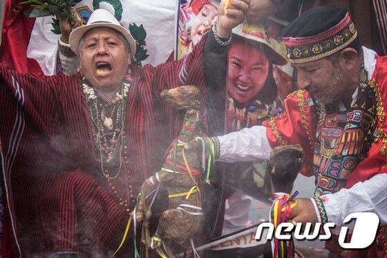 [사진] 페루 주술사들 “누가 대통령될까”
