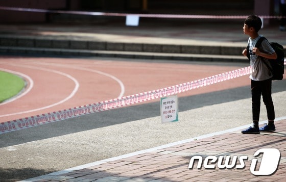  서울의 한 초등학교 우레탄 운동장에 출입금지 안내문이 붙어 있다. /뉴스1 DB© News1