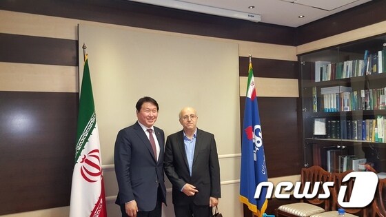 최태원 SK 회장(왼쪽)이 3일(현지시간) 이란 테헤란에 있는 이란 국영석유회사 NIOC를 방문, 로크노딘 자바디(Roknoddin Javadi) CEO 겸 이란 석유부 부장관과 만나 자원 분야에서의 협력 방안을 논의했다. © News1