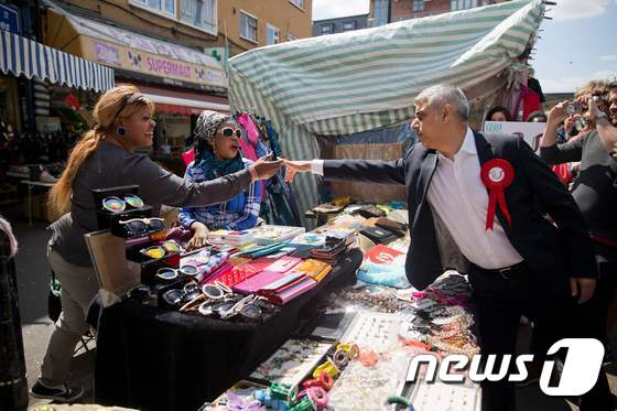 사디크 칸 노동당 런던시장 후보가 주민과 악수하며 지지를 호소하고 있다. © AFP=뉴스1