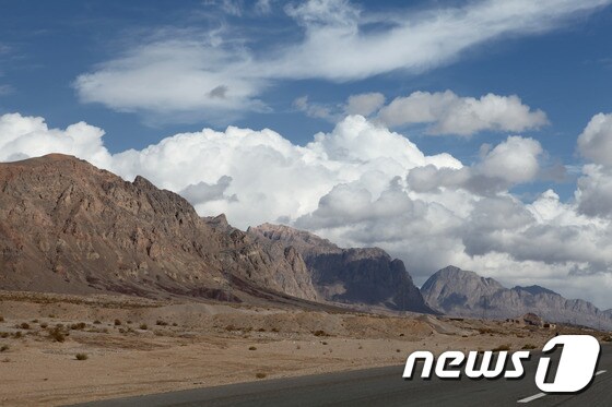파사르가드로 가는 고속도로변의 사막 지역. 험준한 돌산이 낯선 풍경을 만들어낸다. 이란 대부분의 지역은 이런 삭막한 사막 지형이다. © News1 이상문 기자.