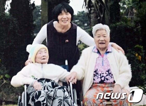 서귀포시 남원읍 태흥리 집 마당에서 박영혜씨(67)가 시어머니 김말선씨(105·왼쪽)와 친정어머니 홍정임씨(88·오른쪽)와 함께 찍은 사진. (박영혜씨 제공) 2016.05.06/뉴스1 © News1