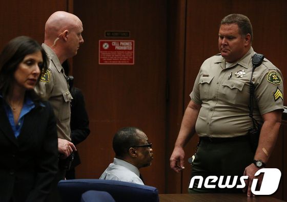 로니 프랭클린 주니어(가운데)가 로스앤젤레스 법정에서 배심원단의 평결을 기다리고 있다. © AFP=뉴스1
