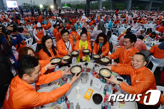지난 5월6일 오후 서울 반포한강공원에서 중국 중마이 그룹 임직원 4000여명이 삼계탕 파티를 즐기고 있다. © News1 임세영 기자