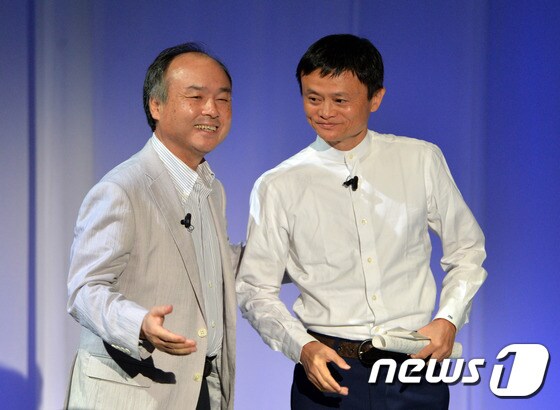 손정의(일본명 마사요시 손) 소프트뱅크 회장(좌)과 마윈 알리바바 회장. © AFP=뉴스1