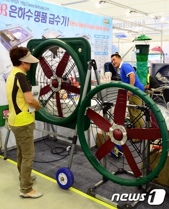 1일 세종시 어진동 정부세종컨벤션센터에서 열린 2016 한국축산기자재전에서 농업인들이 장비를 둘러보고 있다. 2016.6.1/뉴스1 © News1 장수영 기자