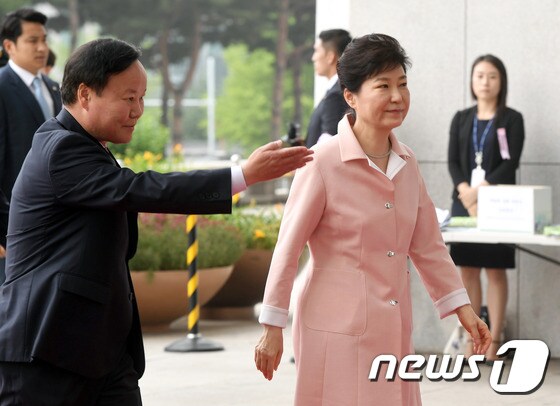2016년 6월 13일 당시 김재원 청와대 정무수석이 국회 개원 연설을 하기 위해 국회에 도착한 박근혜 대통령을 안내하고 있다. © News1 