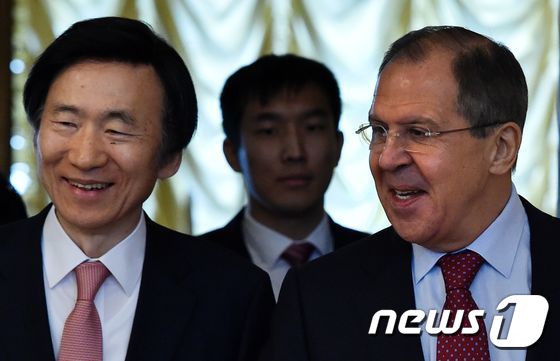 세르게이 라브로프 러시아 외무장관(우측)과 윤병세 외교부 장관(좌측).  © AFP=뉴스1 © News1 