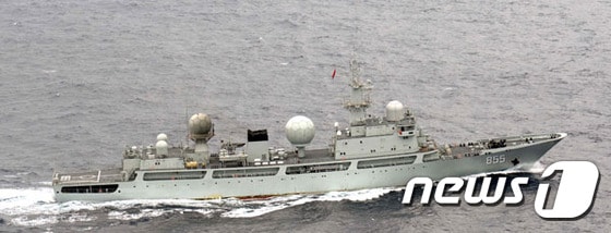중국 해군이 운용 중인 둥댜오급 정보수집함(일본 방위성 제공) © News1