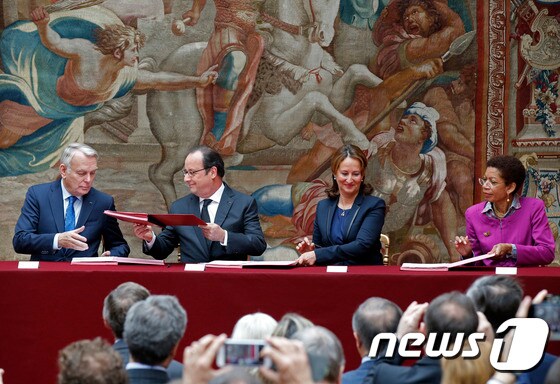 파리 기후변화협정 비준식에 참석한 프랑수아 올랑드 프랑스 대통령(왼쪽에서 두번째). © AFP=뉴스1